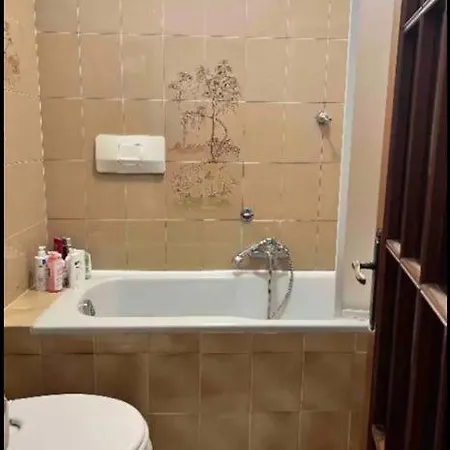 ベッド・アンド・ブレックファスト Cheerful Room, Sharing Kitchen In A Cosy Family Art House, Ideal For One Person Or Couple